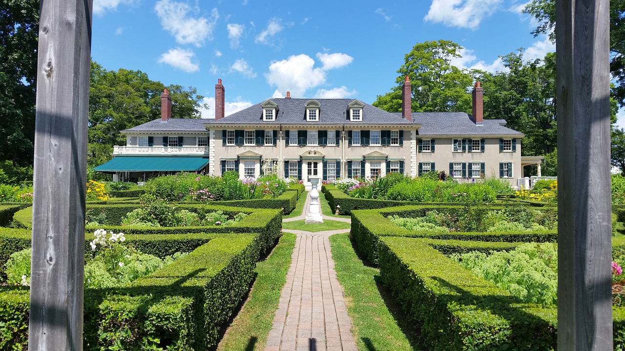 A large, beautiful home on an estate that was purchased using jumbo loan Georgia options.